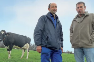 jean-michel-philippe-pascal-gaubert-vache-laitiere-ensilage-mais-paturage-herbe-alimentation-condition-travail-traite-fourrage