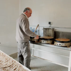 Loïc Diotel façonne les galettes de sarrasin, chaque lundi, jeudi et vendredi