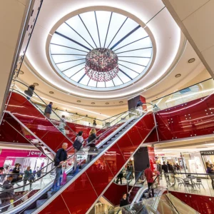 Le lustre qui trône dans le centre commercial Italie 2 à Paris pèse 400 kg