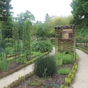 Des nichoirs et abris permettent de préserver la faune auxiliaire dans le jardin botanique