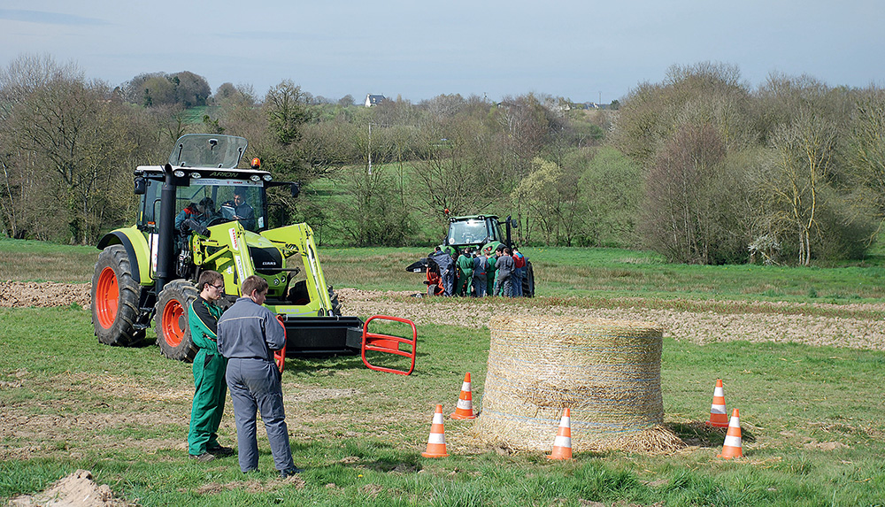 prevention-regle-circulation-maison-rurale-familiale-engin-agricole - Illustration Viser le 10 de conduite pour les engins agricoles