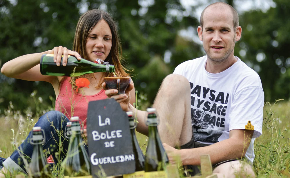 carole-julien-videlo-cidre-pomme-production-mur-de-bretagne - Illustration Carole et Julien vous offrent le gîte et la bolée