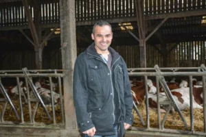 david-morel-lait-vache-laitiere-bio-conversion-investissement-montbeliarde-elevage