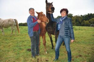 Jean-pierre et Annie Le Hégarat avec kalouga de kergoet, la mère de poly et son poulain foly de coat frity