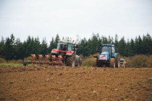 Les Jeunes Agriculteurs ont mené une action de labour et de semis de blé sur une parcelle d’1 hectare inutilisée depuis 7 ans