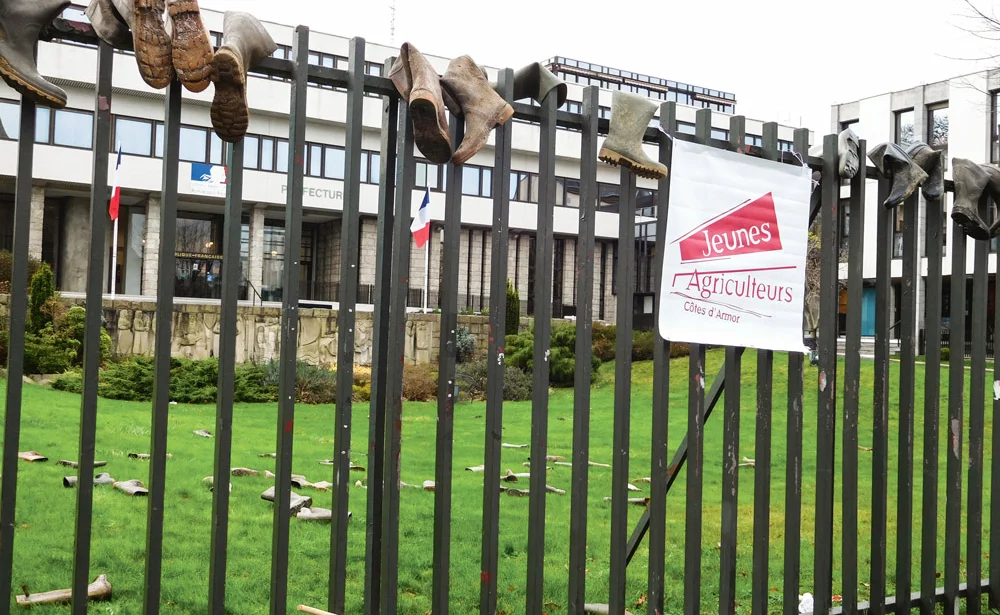 manifestation-fdsea-crise-agricole-prefecture-saint-brieuc - Illustration « Plein les bottes »