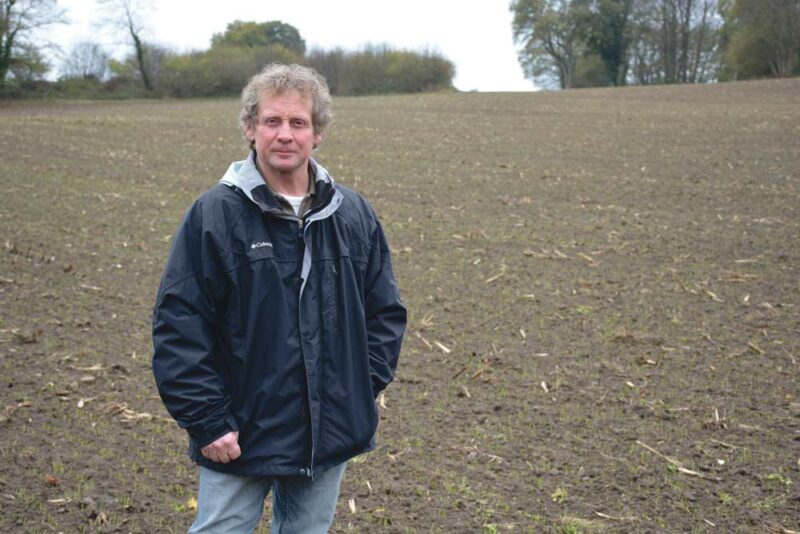 Pierrick Charles, dans une de ses dernières parcelles semées en blé, le 12 novembre