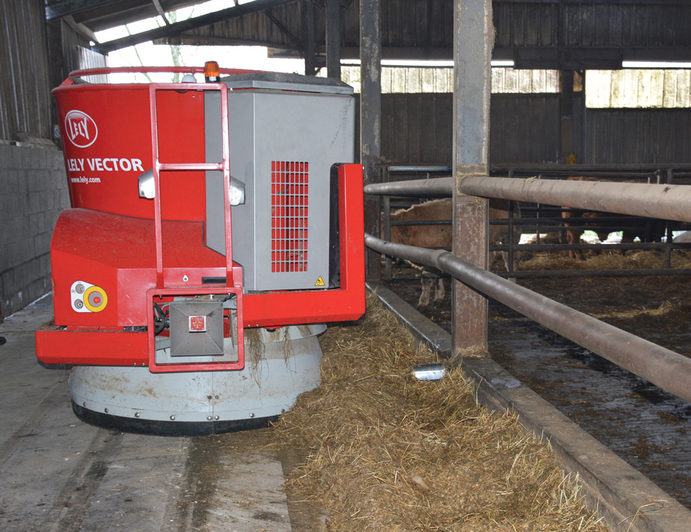 lely-vector-robot-alimentation-distribution-ration-bovin-viande-fourrage - Illustration Le robot alimente les 150 taurillons