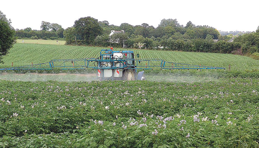La Conf’ débat sur les pesticides - Journal Paysan Breton