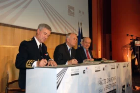 signature-pacte-d-avenir-13-decembre-2013-rennes-patrick-strzoda-jean-marc-ayrault-pierrick-massiot