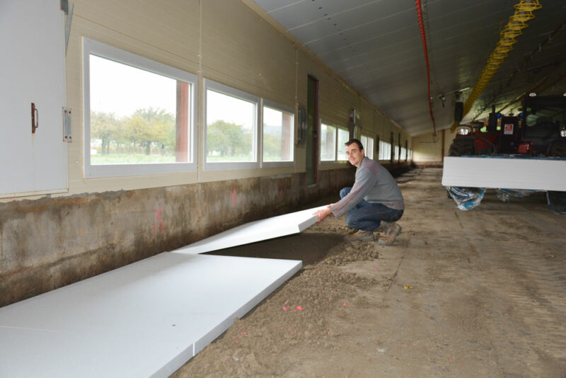 Aurélien Égault a choisi d’isoler les bords des poulaillers sur 1,20 m de largeur et avec un isolant de 6 cm d’épaisseur.