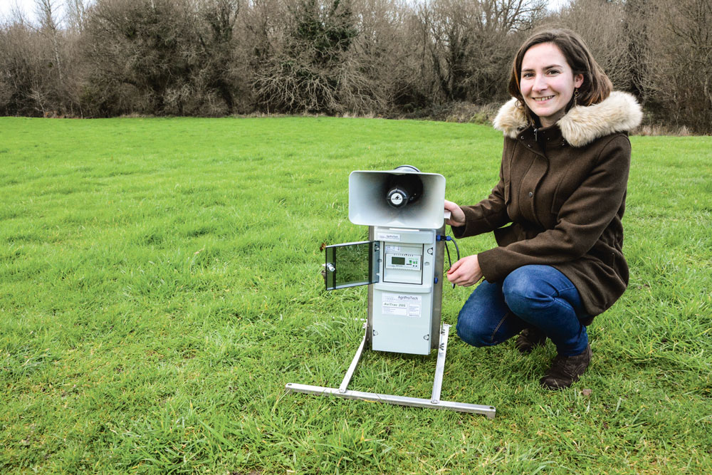 appareil-repulsif-chasse-oiseau-technologie-protection-culture - Illustration Un outil farouchement efficace