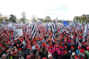 manifestation-bonnet-rouge-pacte-d-avenir-economie-environnement-ecotaxe