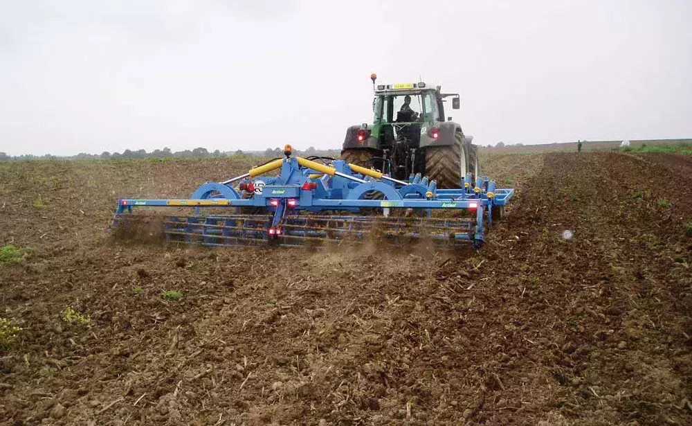 travail-sol-agronomie-dechaumeur-strip-till-decompactage-cuma - Illustration Concilier travail du sol et agronomie