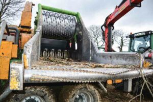 La déchiqueteuse peut passer des morceaux de bois ayant jusqu’à 60 cm de diamètre