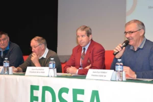 De gauche à droite : Louis Kersuillec, Jean-Claude Guillemot, Jean-Paul Bizien, président du SNAE (section nationale des anciens exploitants agricoles) et Jean-Claude Perray, président du SDAE