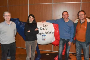 De gauche à droite : Christophe Baron, président de Biolait, Aurélie Trouvé, enseignant-chercheur à l’Agro Paris Tech, Christian Hascoët, de l’association des producteurs indépendants (Apli) et Pierre Viste, producteur de lait dans la Manche.