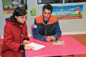 Aurélie Cheveau, du Cedapa, explique à Dorian Bourel l’arrêt des aides MAEC SPE maintien pour 2016. Au final, l’éleveur passe à côté de 8 000 €.