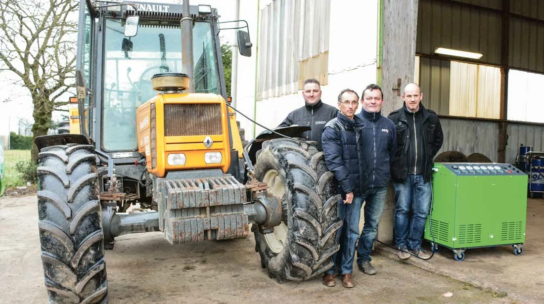 De gauche à droite : Christophe Gandeboeuf, Vincent Couvert, Gérard Even, Rodolphe Marmin. Pour les tracteurs, une machine avec six générateurs d’hydrogène est utilisée (en vert). - Illustration L’hydrogène utilisé pour désencrasser les moteurs