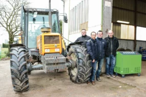De gauche à droite : Christophe Gandeboeuf, Vincent Couvert, Gérard Even, Rodolphe Marmin. Pour les tracteurs, une machine avec six générateurs d’hydrogène est utilisée (en vert).