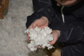 L'aspect « neige » de la laine de verre soufflée dans les combles.