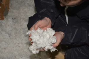 L'aspect « neige » de la laine de verre soufflée dans les combles.