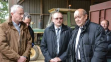 De gauche à droite: Bruno d’Hautefeuille, Serge Le Bartz et Jean-Yves Le Drian, lors de la visite de l’exploitation.