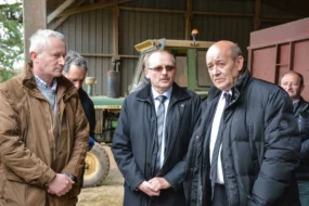 De gauche à droite: Bruno d’Hautefeuille, Serge Le Bartz et Jean-Yves Le Drian, lors de la visite de l’exploitation.