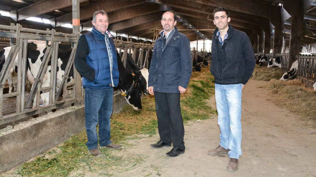 De gauche à droite : Jean-Pierre Demy, Philippe Etienne (président de Coopédom), et Nicolas Demy. - Illustration Moins de concentrés grâce à la luzerne