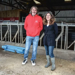 Joël Rabot et sa compagne Patricia produisent 230 000 L de lait bio et développent un atelier apicole.