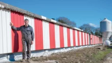 René le Du devant son bâtiment isolé il y a 1 an et demi grâce à de la mousse de polyuréthane (pignon et les soubassements latéraux).