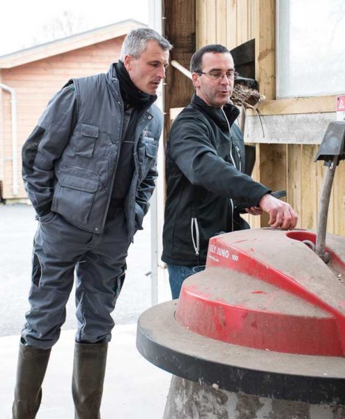 Pierre Rouault et Denis Gourio vérifient la fréquence de passages de l’automate chargé de repousser la ration le long de la table d’alimentation.  