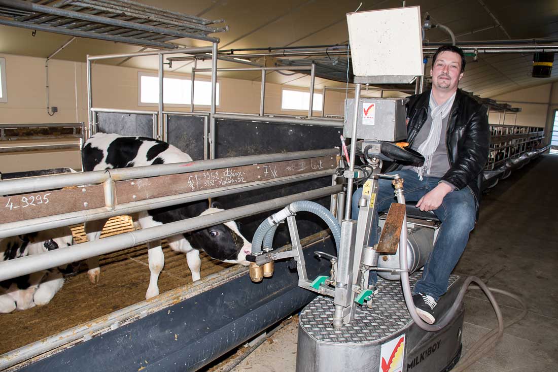 « Sans le contrat de 9 ans proposé par Vandrie, je n’aurais pas pu m’installer », note David Boré, heureux éleveur de veaux de boucherie. - Illustration Une production de veaux plus rentable et sécurisée