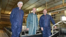 Olivier Podeur, technicien bâtiment Triskalia, Armand Le Hir, éleveur de porcs et Pierre Le Roy, technico-commercial Cultivert