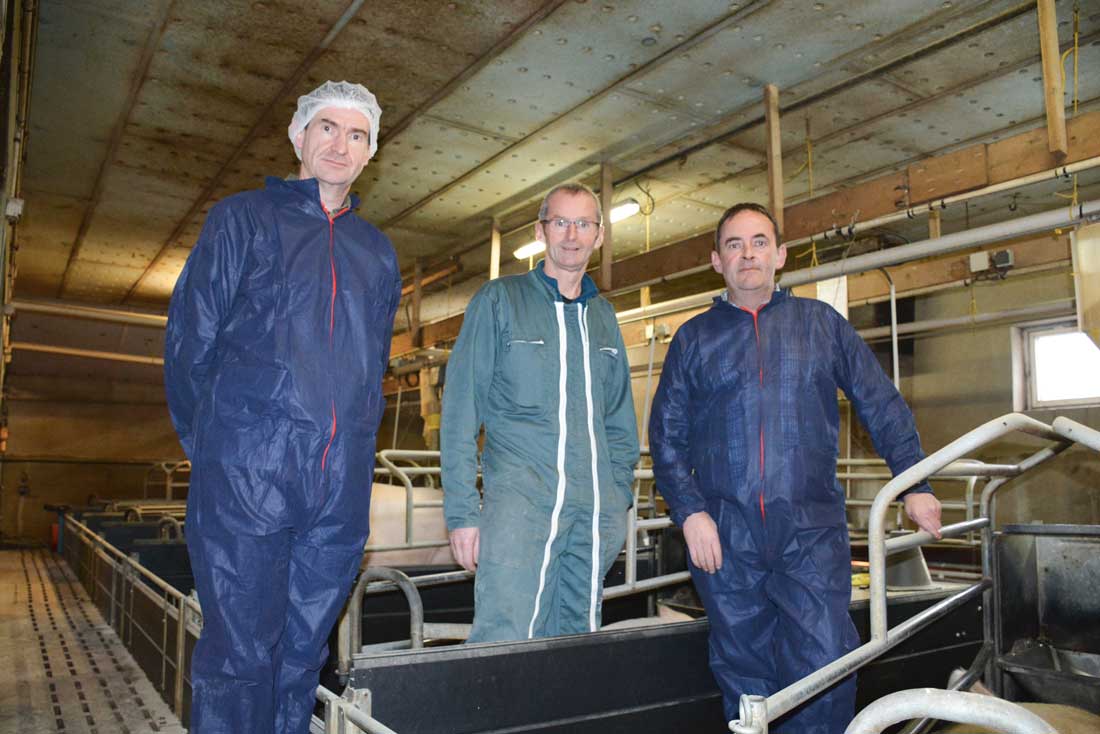 Olivier Podeur, technicien bâtiment Triskalia, Armand Le Hir, éleveur de porcs et Pierre Le Roy, technico-commercial Cultivert
