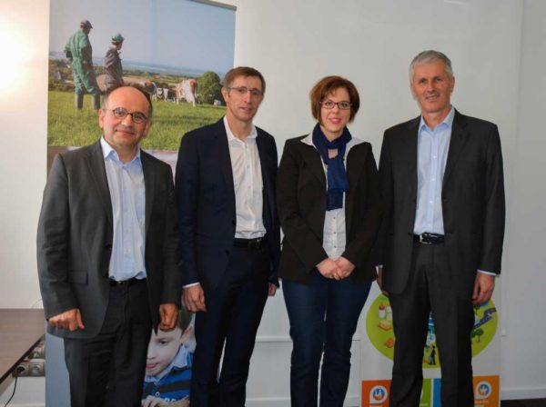 De gauche à droite : Christian Griner, directeur général adjoint de Laïta, Dominique Chargé, président de Laïta, Lauriane Toutain, coordinatrice de la charte, et Guy Le Bars, président d’Even.