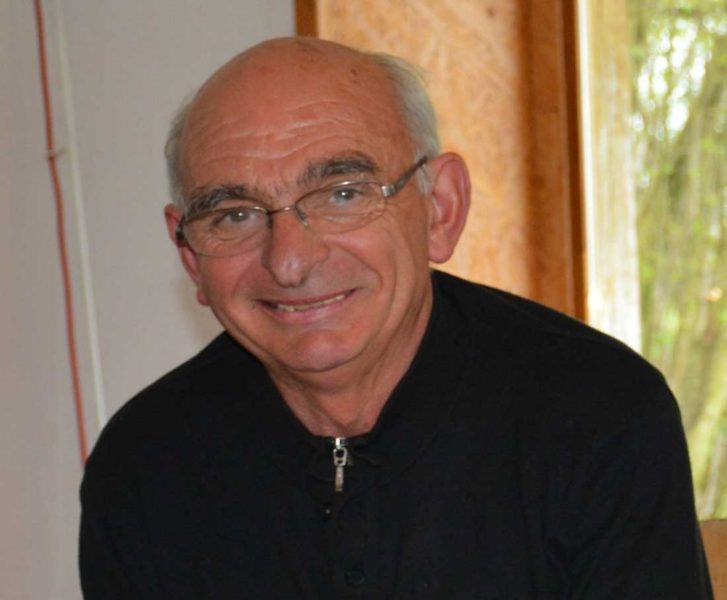 Marcel Messé, éleveur laitier à Montreuil- sous-Pérouse, va transmettre son exploitation à un jeune couple.