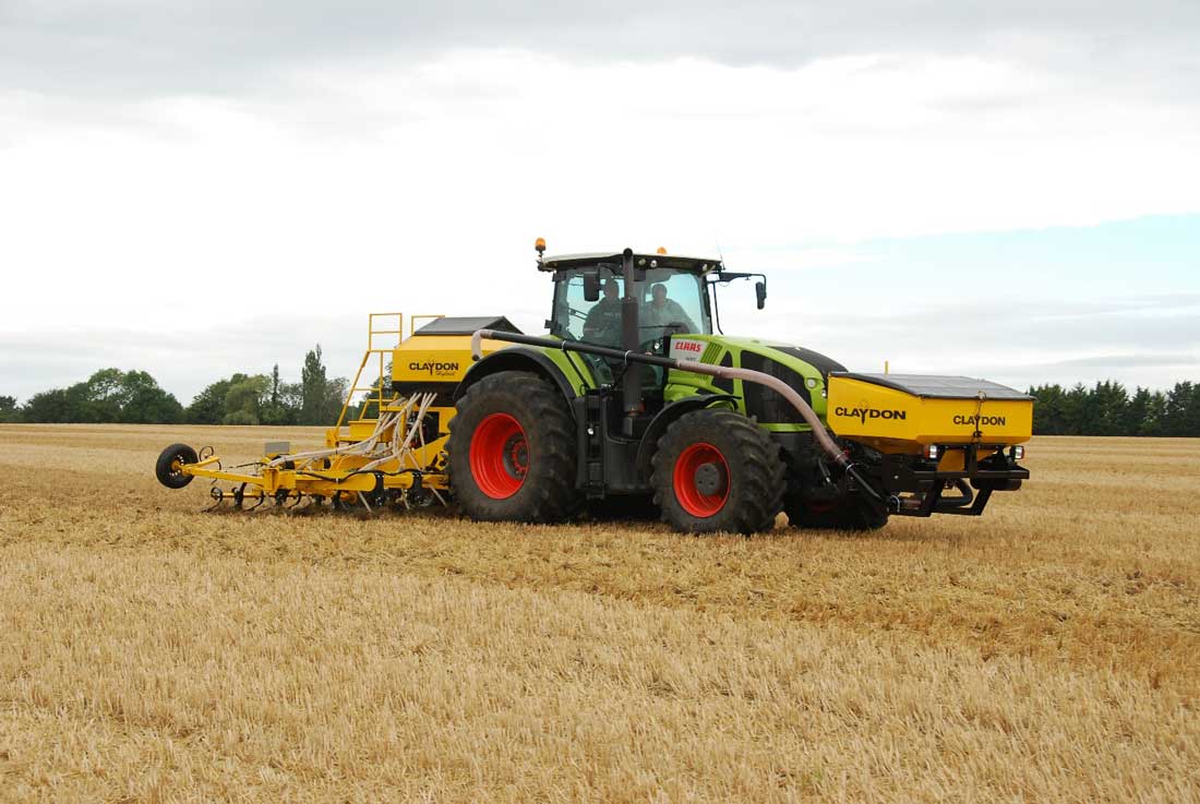 Tremie-frontale-Claydon-A-05-2016 - Illustration Claydon : des trémies frontales capables de débits de 400 kg/ha à 10 km/h