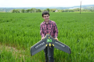 Denis Hamon fait voler son aile sur les champs de la région.