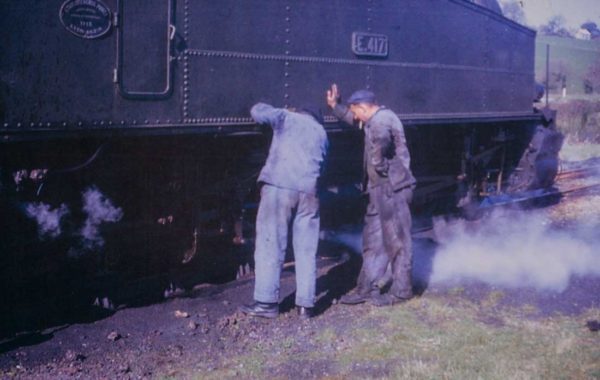 Vérification d’une locomotive E 417, à Châteaulin, en 1967, avant le départ pour Carhaix.