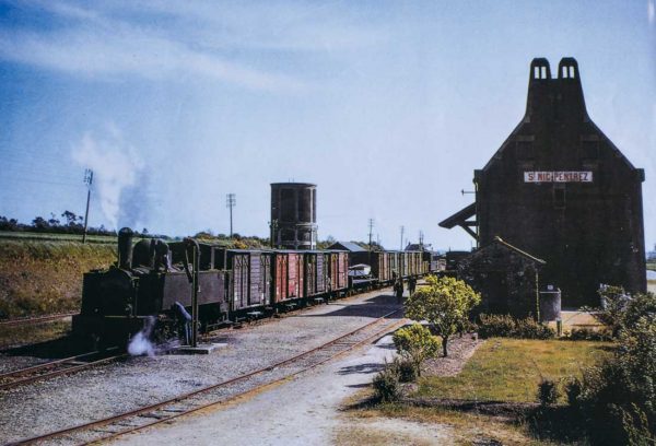 Train MV (marchandises voyageurs) en gare de Saint-Nic.