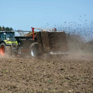 L’épandeur Chevance à hérissons verticaux et hotte a travaillé sur 8 m de largeur.