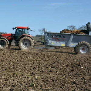 L’épandeur Pichon avec hérissons verticaux a travaillé sur 9 m de largeur.