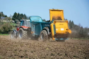 L’épandeur Rolland avec table d’épandage a travaillé sur 18 m de largeur.