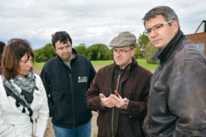 De gauche à droite : Isabelle Marzin, DDTM, Lionel Cario, Jean-René Meunier, FDSEA, et Cédric De Fernez, DDTM sur une parcelle à Theix, la semaine dernière.