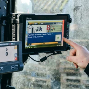 L’éleveur peut tout gérer grâce à la tablette tactile en cabine, ici il met en route la vis pour le chargement du mélange d’aliments secs dans le godet.