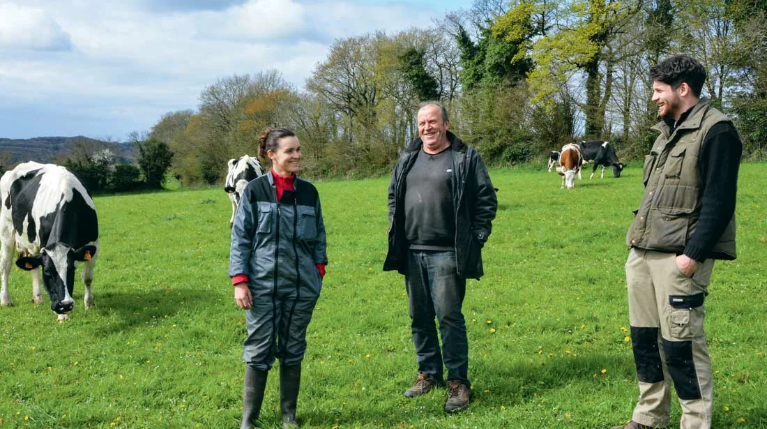 De droite à gauche : Magali Quéguiner, salariée, Michel et Loïc Gourvil, pour qui le passage en production biologique est déjà à portée de main. - Illustration Lait bio : cultiver l’autonomie alimentaire