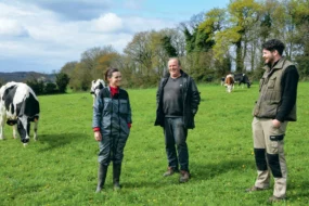 De droite à gauche : Magali Quéguiner, salariée, Michel et Loïc Gourvil, pour qui le passage en production biologique est déjà à portée de main.