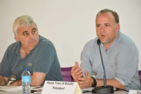 Michel Guernévez, à gauche, et Pierre-Yves Le Bozec, président du Sérémor, lors de la journée de l'emploi et des assemblées générales du Sérémor, de Solutis et de l'AEF (Association emploi formation).