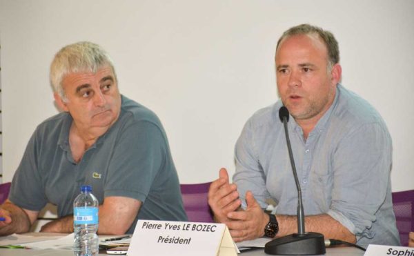 Michel Guernévez, à gauche, et Pierre-Yves Le Bozec, président du Sérémor, lors de la journée de l'emploi et des assemblées générales du Sérémor, de Solutis et de l'AEF (Association emploi formation).